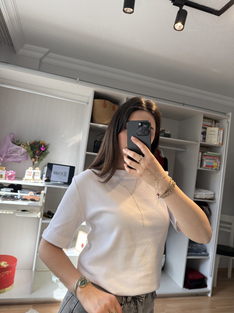 Beyaz tişört 