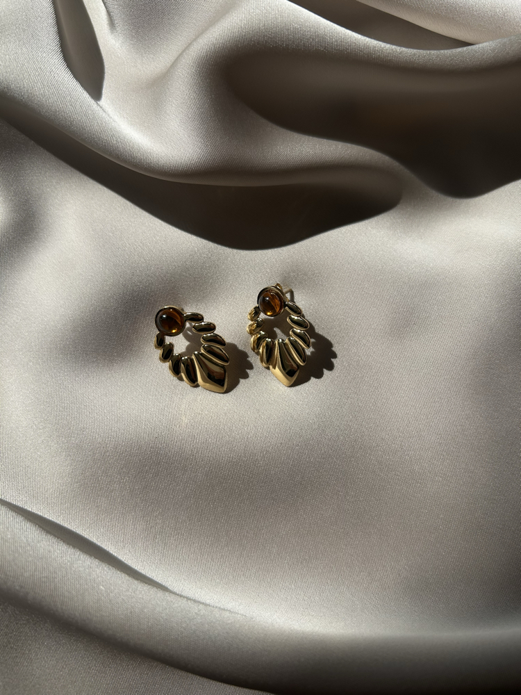 Kahve detaylı gold küpe
