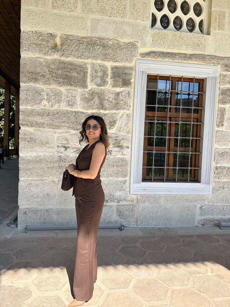 Kahverengi yelekli takım