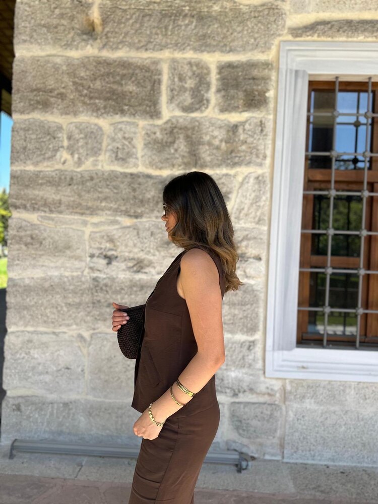 Kahverengi yelekli takım