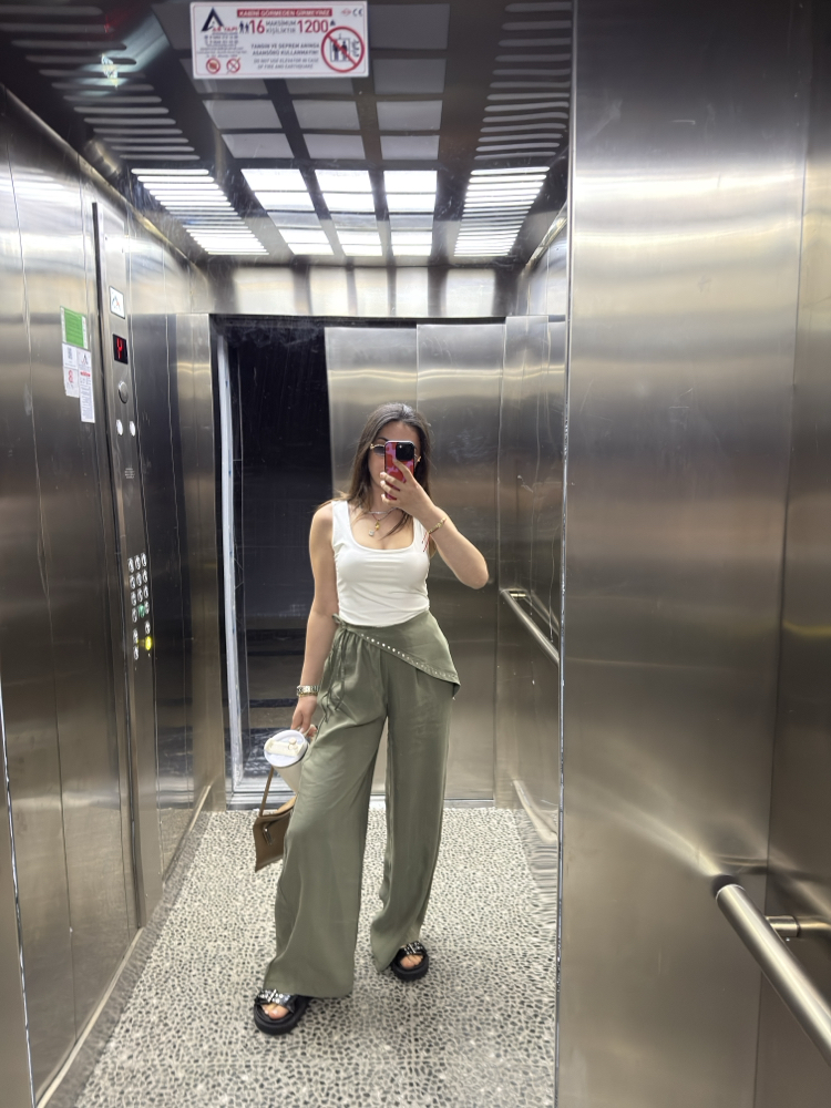 Fular detaylı yeşil pantolon 