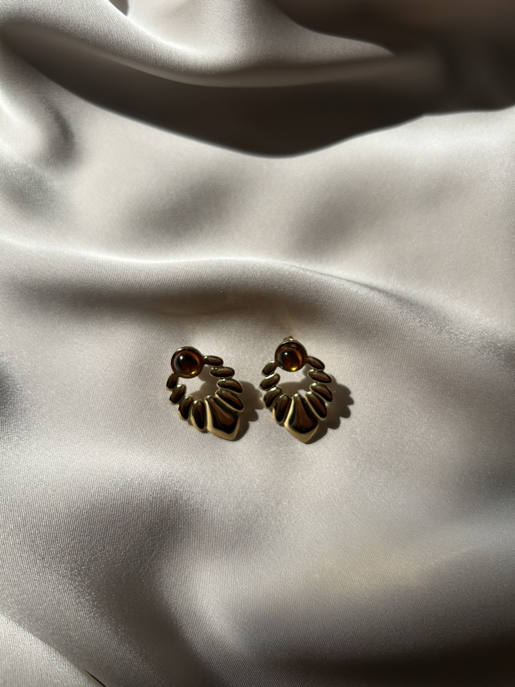 Kahve detaylı gold küpe