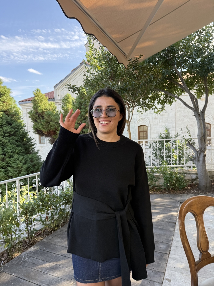 Siyah Bağlama Detaylı Kazak