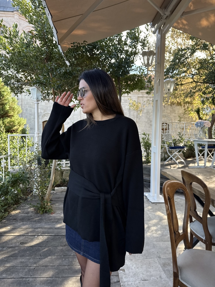 Siyah Bağlama Detaylı Kazak