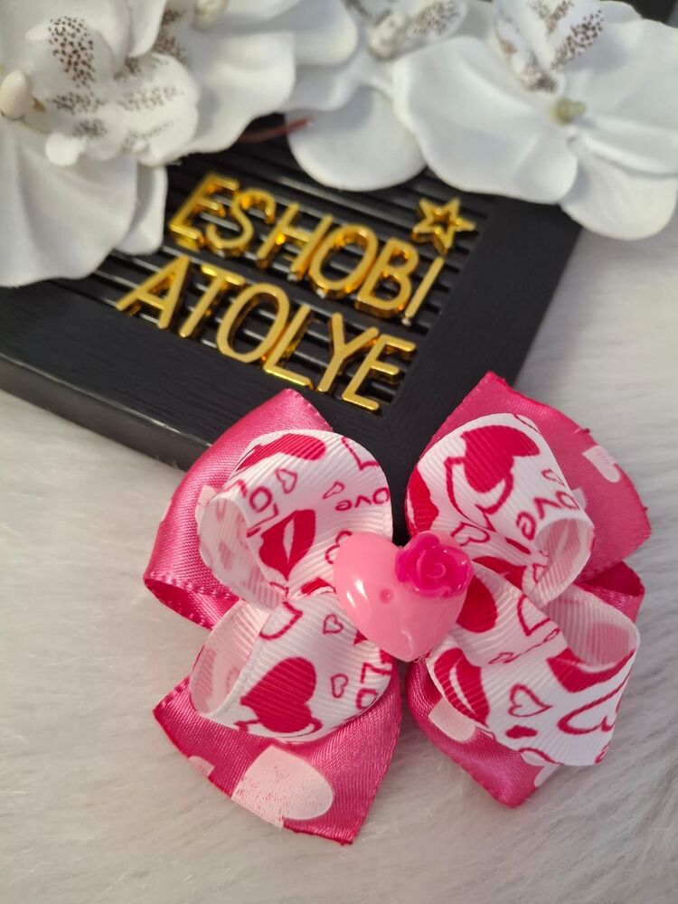 El Yapımı Pembe "Love" Desenli Kalp Detaylı Fiyonk Toka