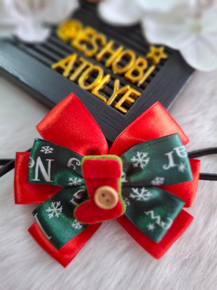 Yılbaşı Kırmızı–Yeşil Noel Çorabı Fiyonk Bant | El Yapımı Çocuk & Bebek Aksesuarı