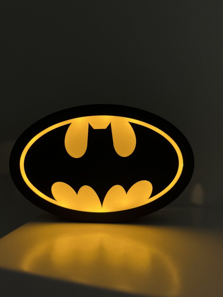 Batman Logolu Gece Lambası – Sarı LED Işıklı Masa Üstü Dekoratif Lamba 