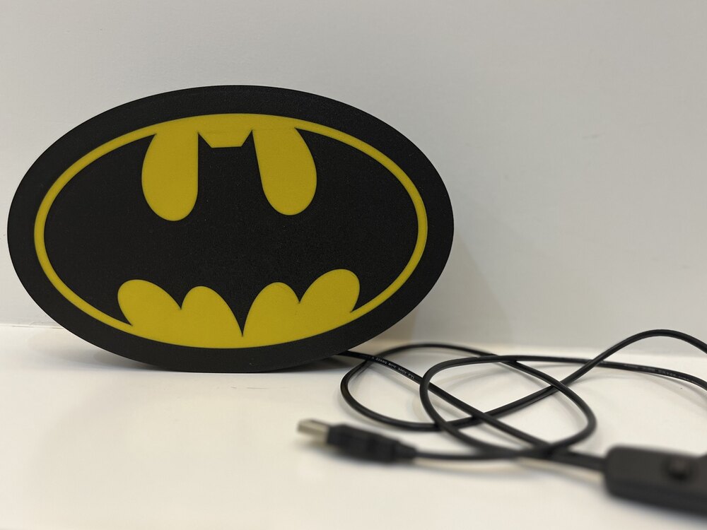 Batman Logolu Gece Lambası – Sarı LED Işıklı Masa Üstü Dekoratif Lamba 