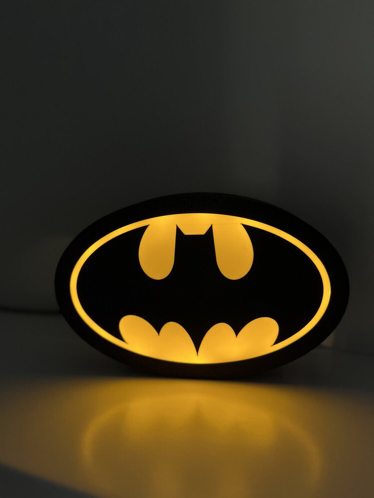 Batman Logolu Gece Lambası – Sarı LED Işıklı Masa Üstü Dekoratif Lamba 