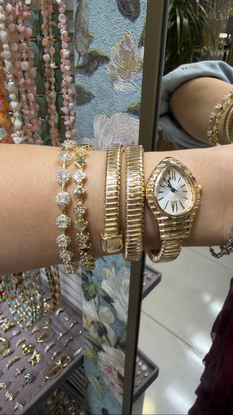 Gold küçük model içi beyaz taşlı saat 