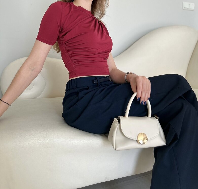Yanı ve omuzu büzgülü crop 