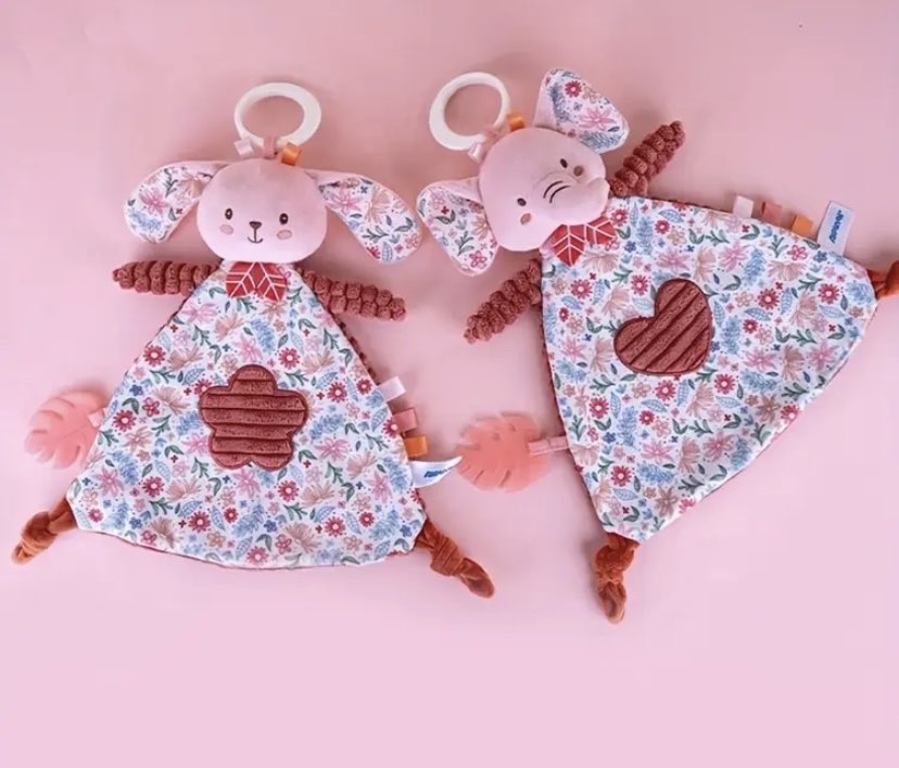Sevimli pembe tavşan oyuncak - yumuşak kumaş, kalp şekilli süslemelerle karışık renkler.