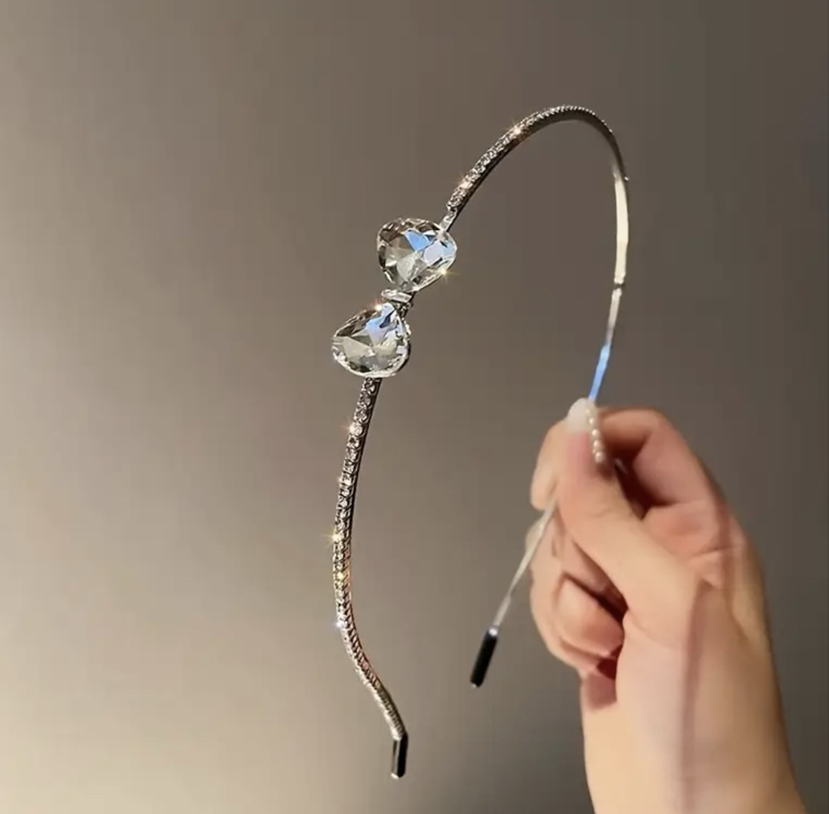 Fiyonk Detaylı Parlak Taşlı Taç