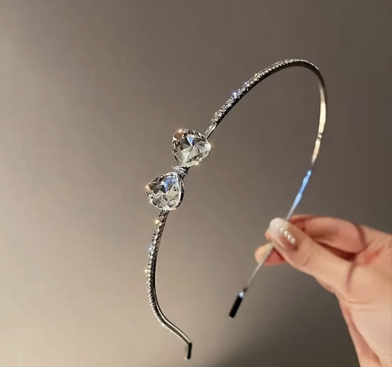 Fiyonk Detaylı Parlak Taşlı Taç
