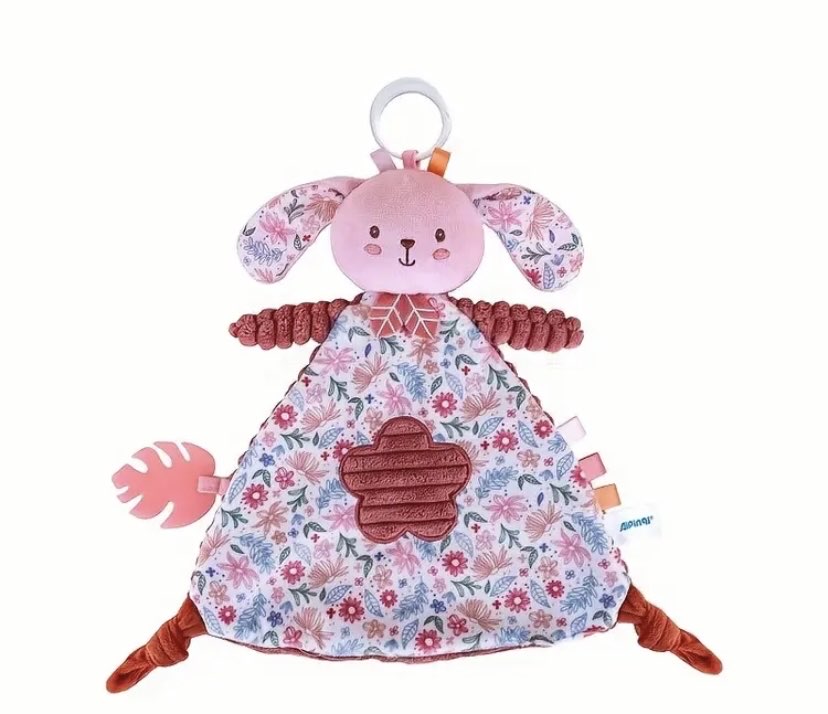 Sevimli pembe tavşan oyuncak - yumuşak kumaş, kalp şekilli süslemelerle karışık renkler.