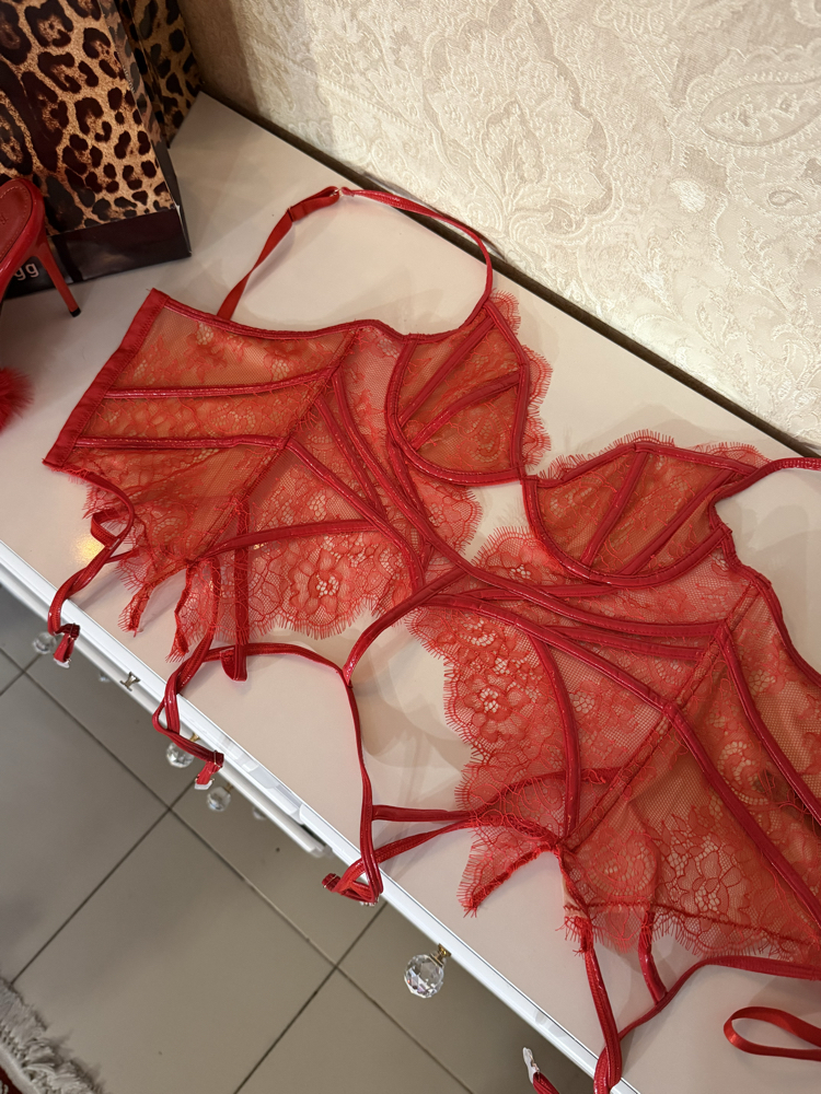 RED VERSAILLE