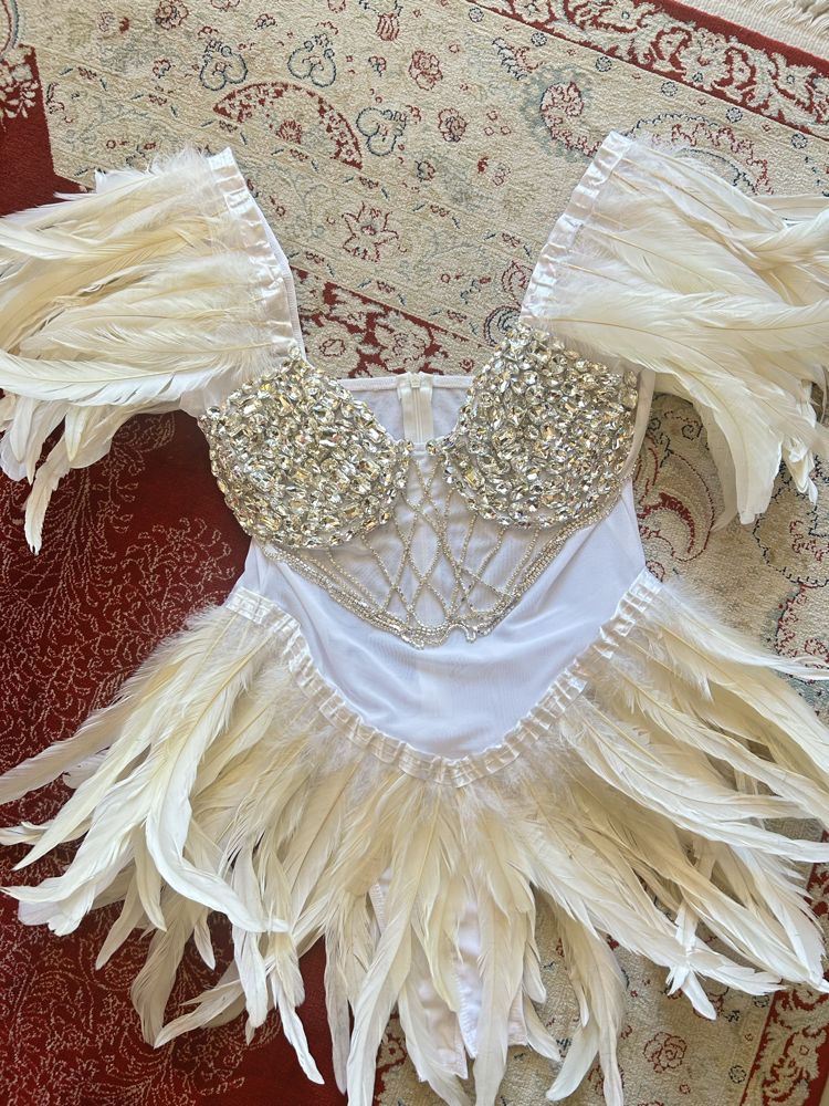 BEYAZ TÜYLÜ VE TAŞLI BODYSUIT