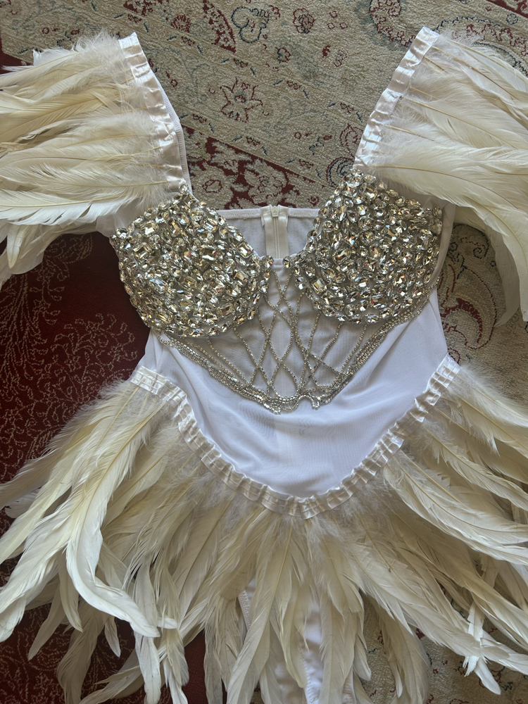 BEYAZ TÜYLÜ VE TAŞLI BODYSUIT