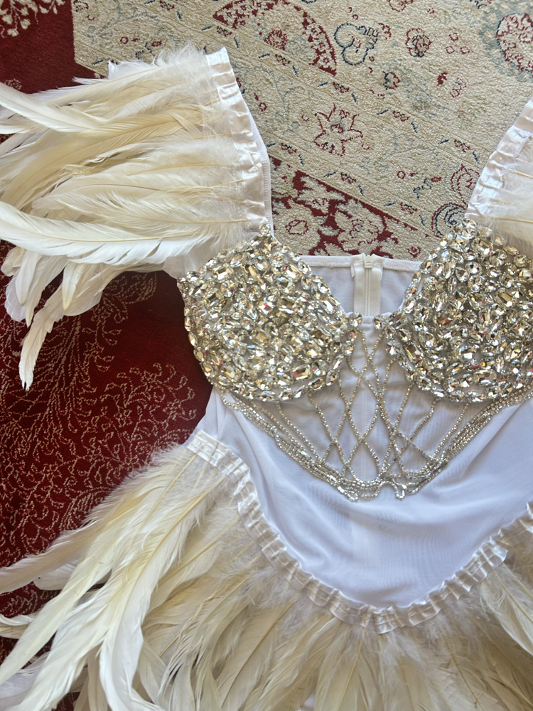 BEYAZ TÜYLÜ VE TAŞLI BODYSUIT