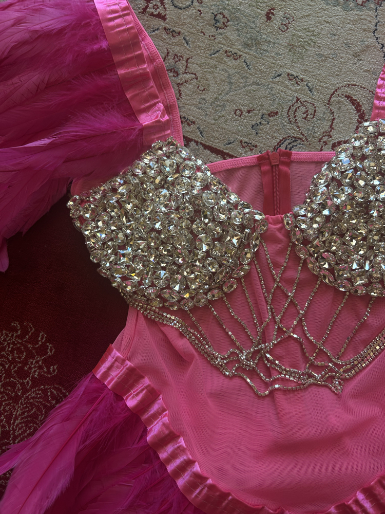 PEMBE TÜYLÜ VE TAŞLI BODYSUIT
