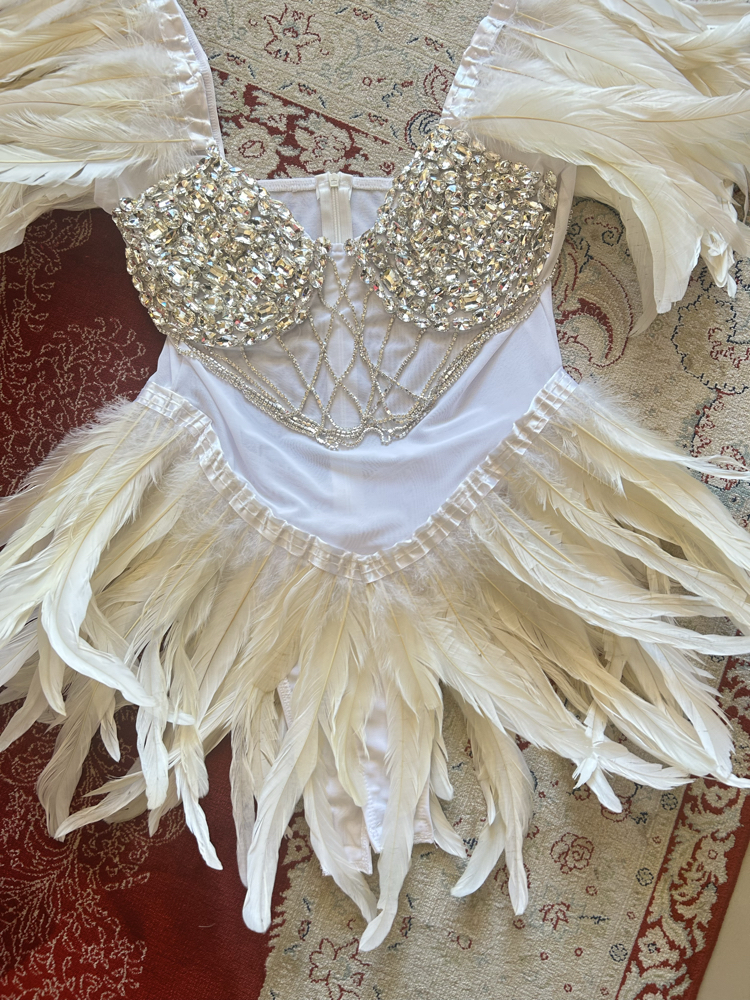 BEYAZ TÜYLÜ VE TAŞLI BODYSUIT