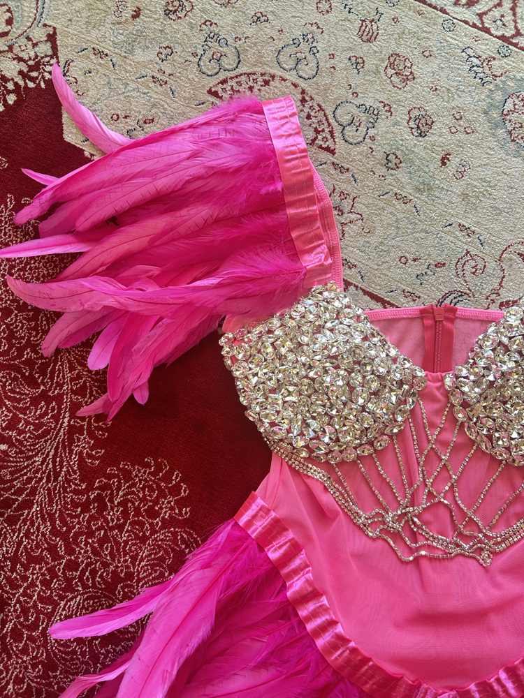 PEMBE TÜYLÜ VE TAŞLI BODYSUIT