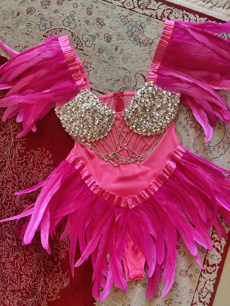 PEMBE TÜYLÜ VE TAŞLI BODYSUIT