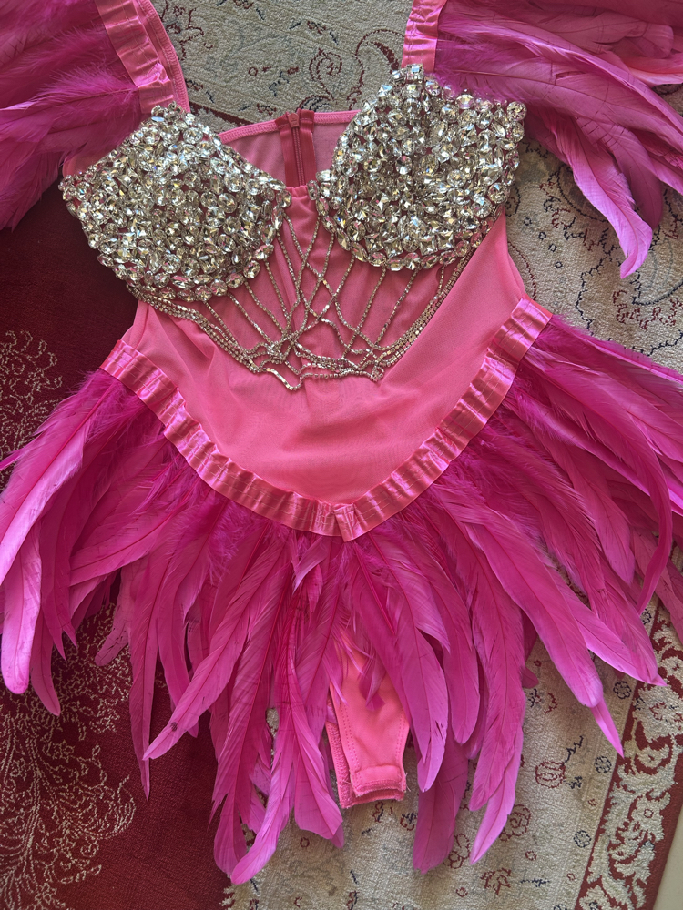 PEMBE TÜYLÜ VE TAŞLI BODYSUIT