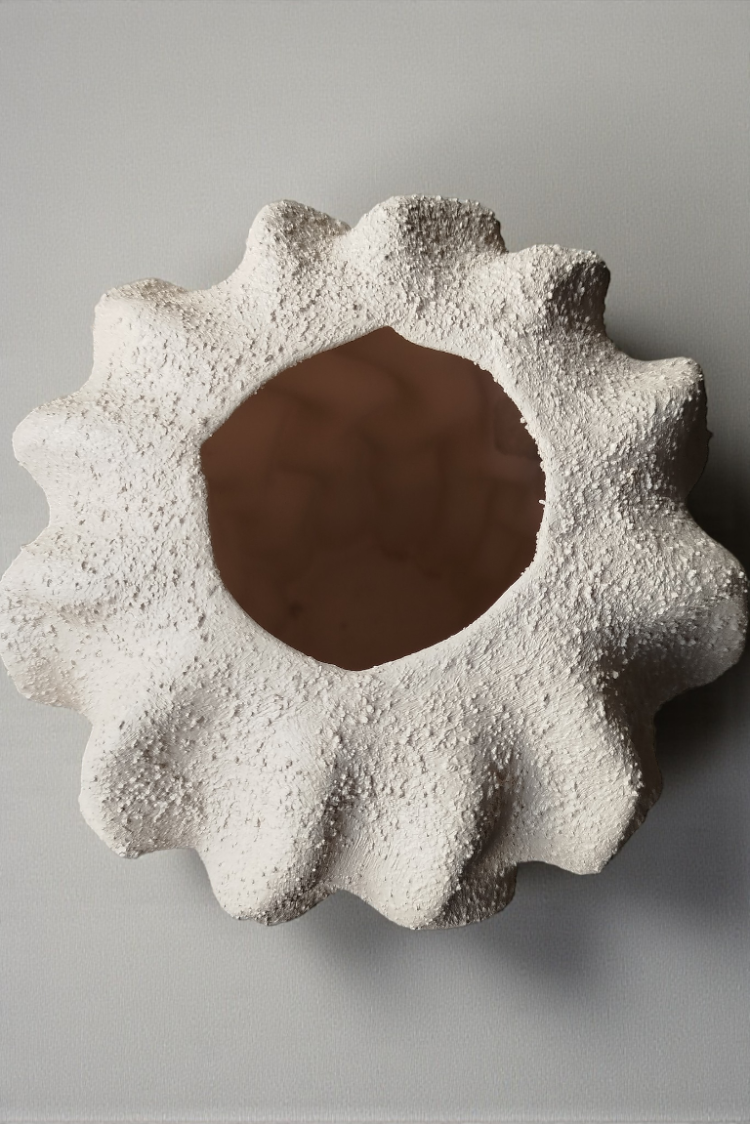 Sculptural Form: El Yapımı Taş Dokulu Kıvrımlı Seramik Vazo (26cm)