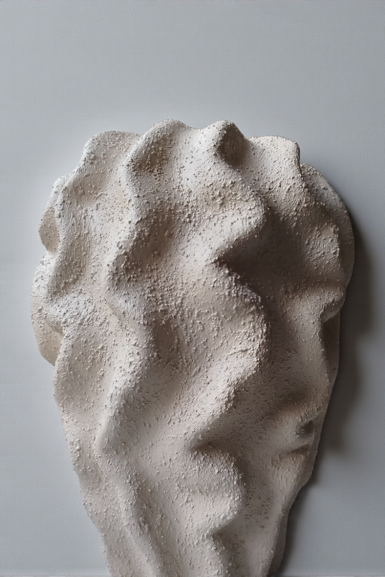 Sculptural Form: El Yapımı Taş Dokulu Kıvrımlı Seramik Vazo (26cm)