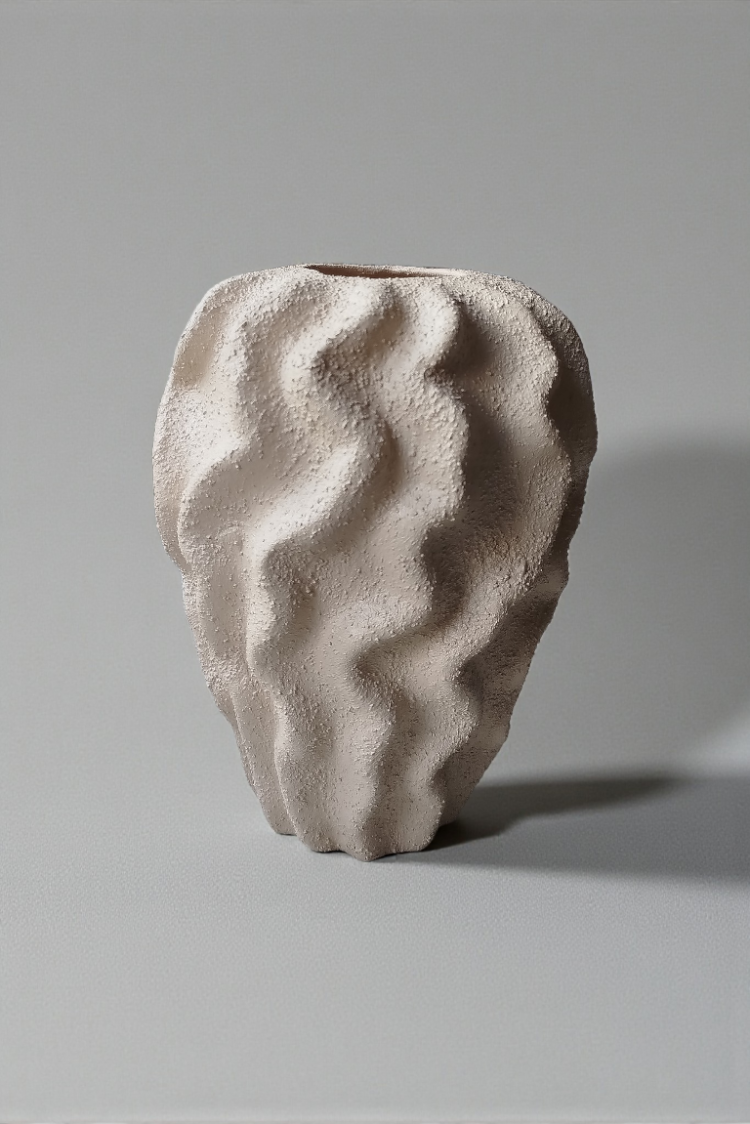 Sculptural Form: El Yapımı Taş Dokulu Kıvrımlı Seramik Vazo (26cm)