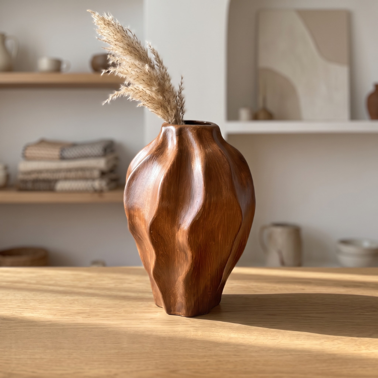 Organik Formlu Wabi-Sabi Seramik Vazo | Doğal Ahşap Dokulu Dekoratif Tasarım (30 cm)