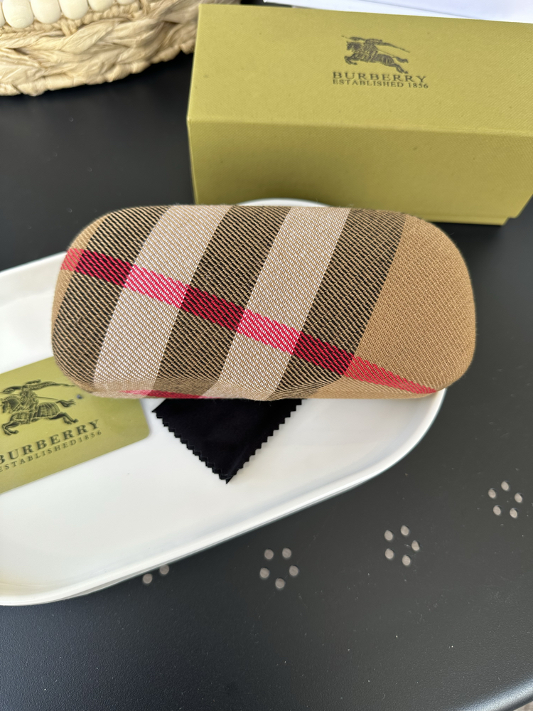 Burberry Orjinal Kılıf ve Aksesuarları