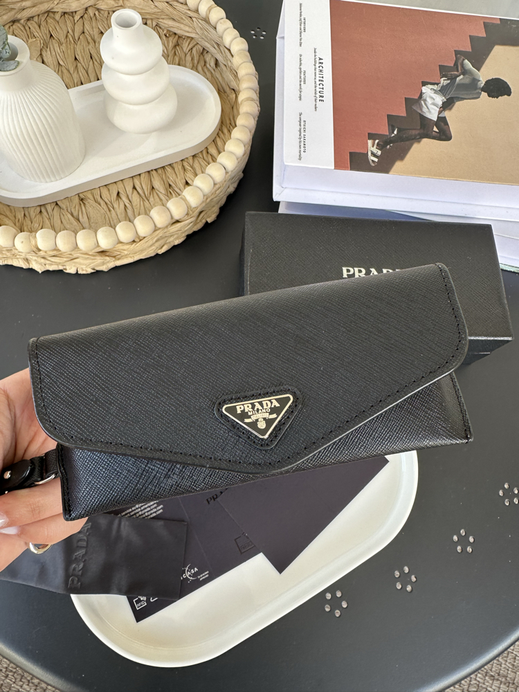 Prada Orjinal Kılıf ve Aksesuarları