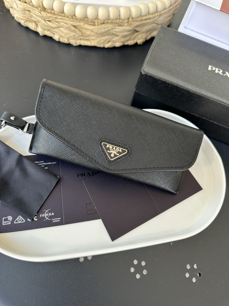 Prada Orjinal Kılıf ve Aksesuarları