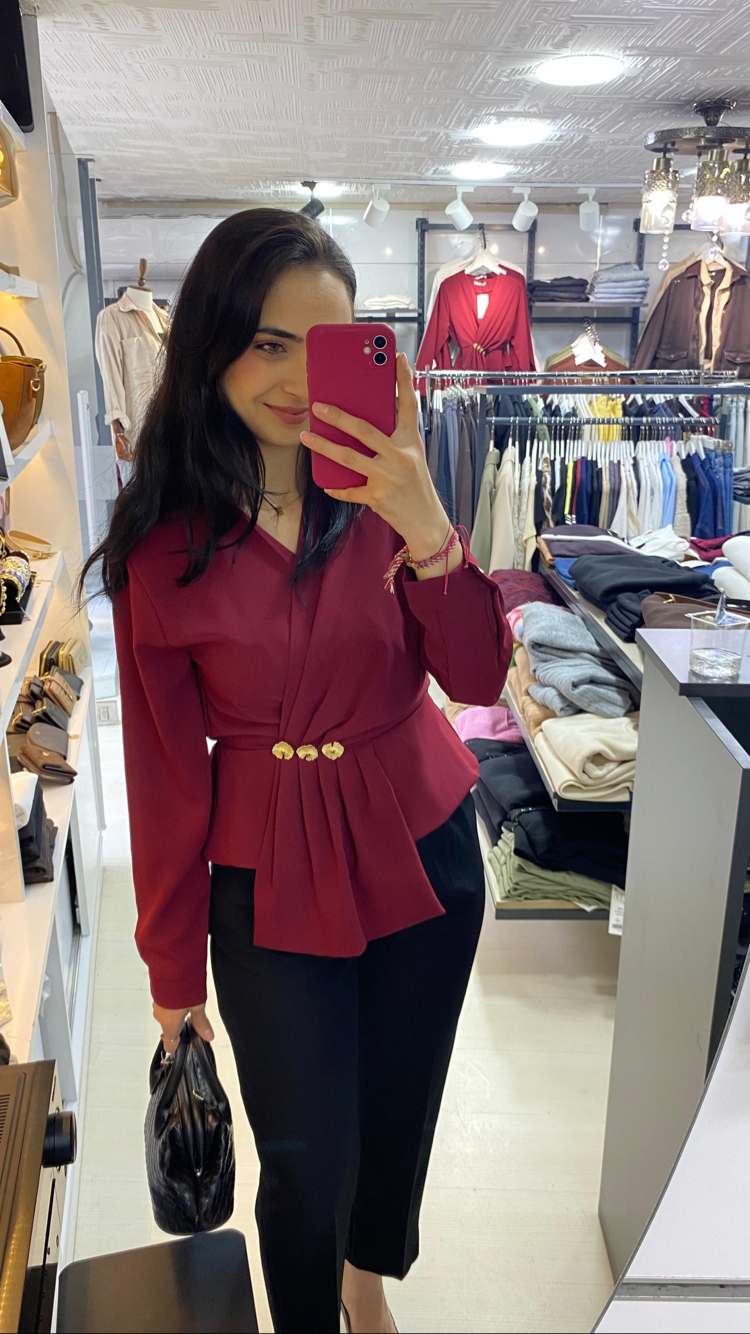 Kruvaze yaka vatkalı aksesuar detaylı bluz