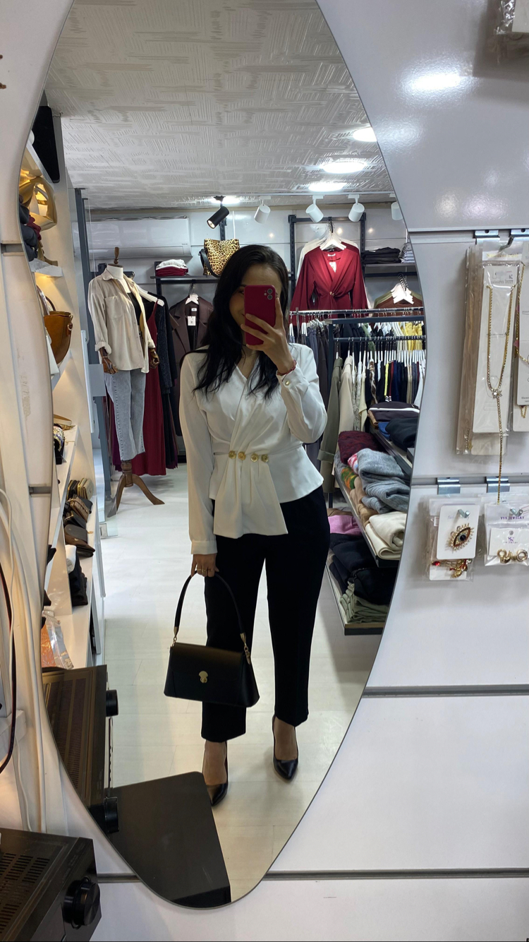 Kruvaze yaka vatkalı aksesuar detaylı bluz