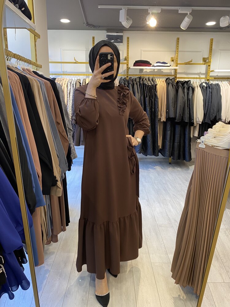 KUMLU KREP OMUZ DETAY ELBİSE