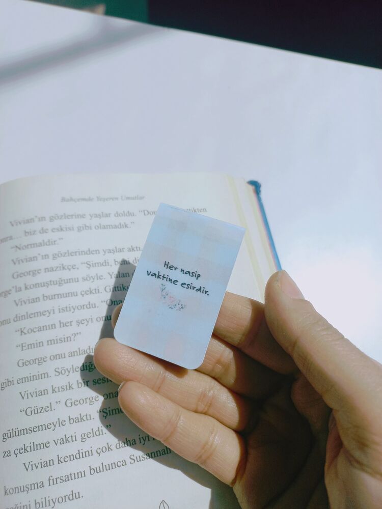 Çay ve kitap temalı mıknatıslı kitap ayracı