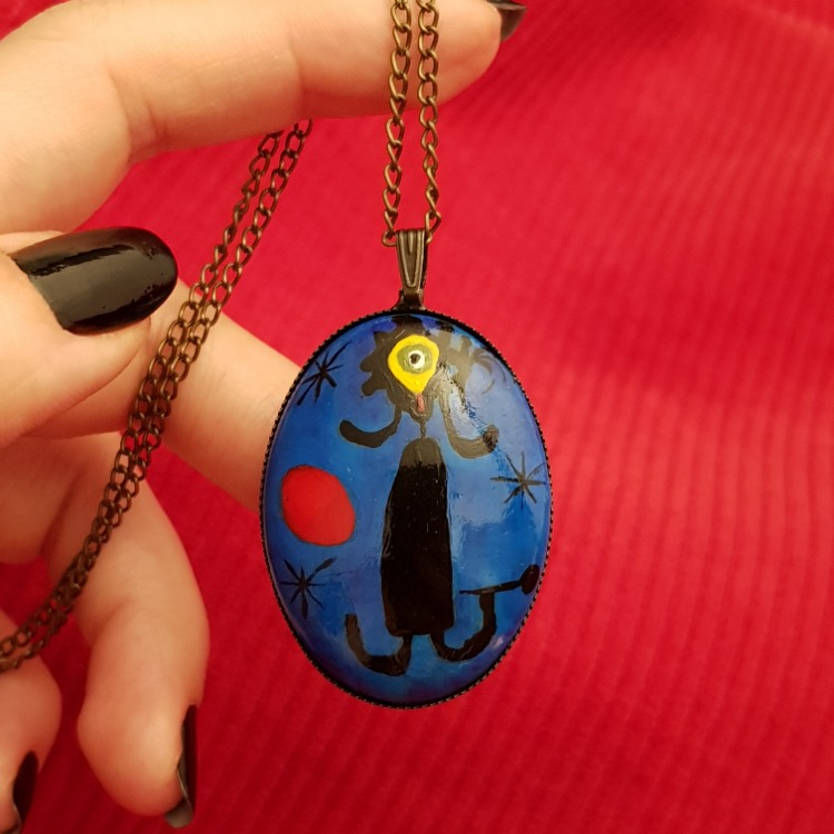 Joan Miro - Güneşin Önündeki Kadın Kolyesi