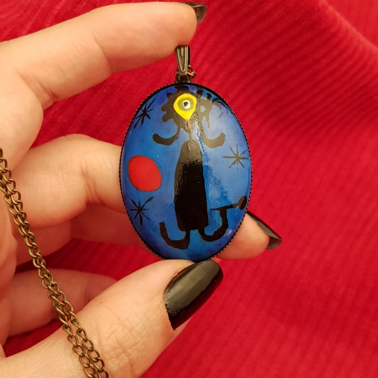 Joan Miro - Güneşin Önündeki Kadın Kolyesi