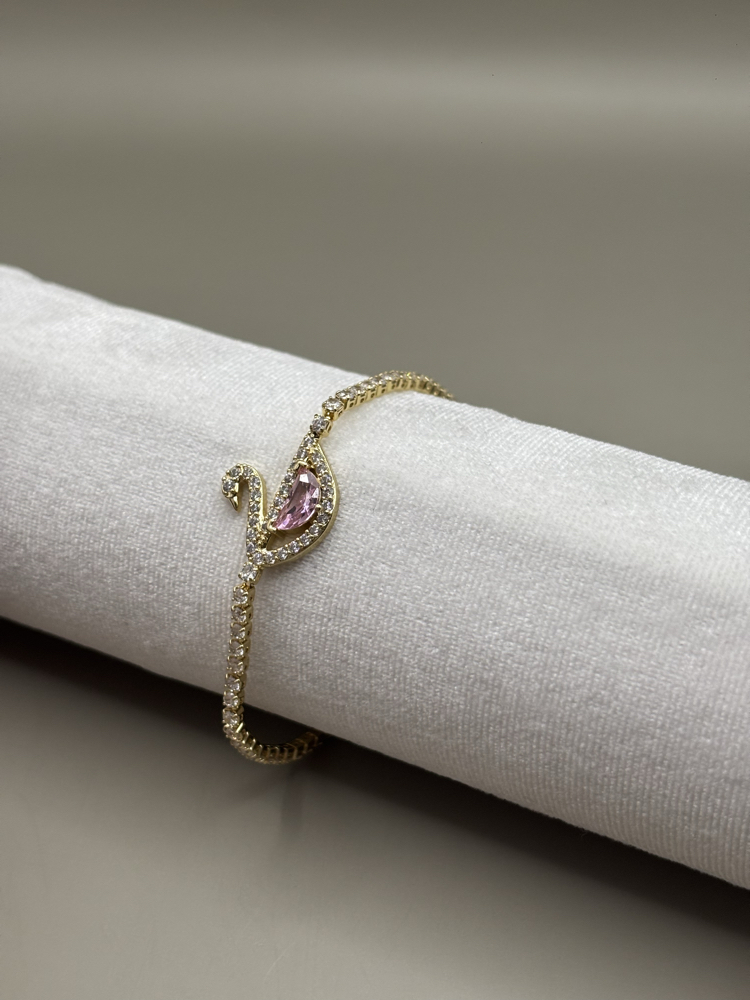 Kadın Kararmaz Çelik Pembe Kuğu Figürlü Taşlı Su Yolu Gold Bileklik
