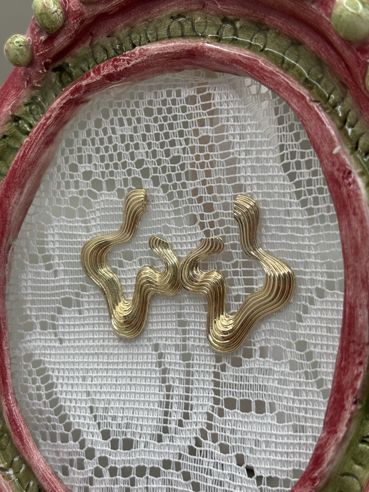Kadın Kararmaz Çelik Dalgalı Form Gold Küpe