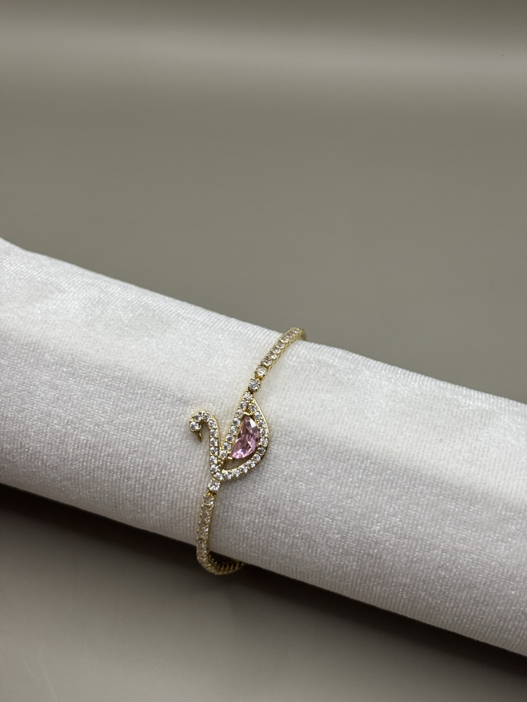 Kadın Kararmaz Çelik Pembe Kuğu Figürlü Taşlı Su Yolu Gold Bileklik