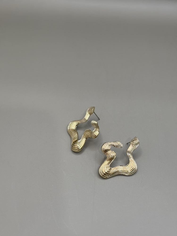 Kadın Kararmaz Çelik Dalgalı Form Gold Küpe