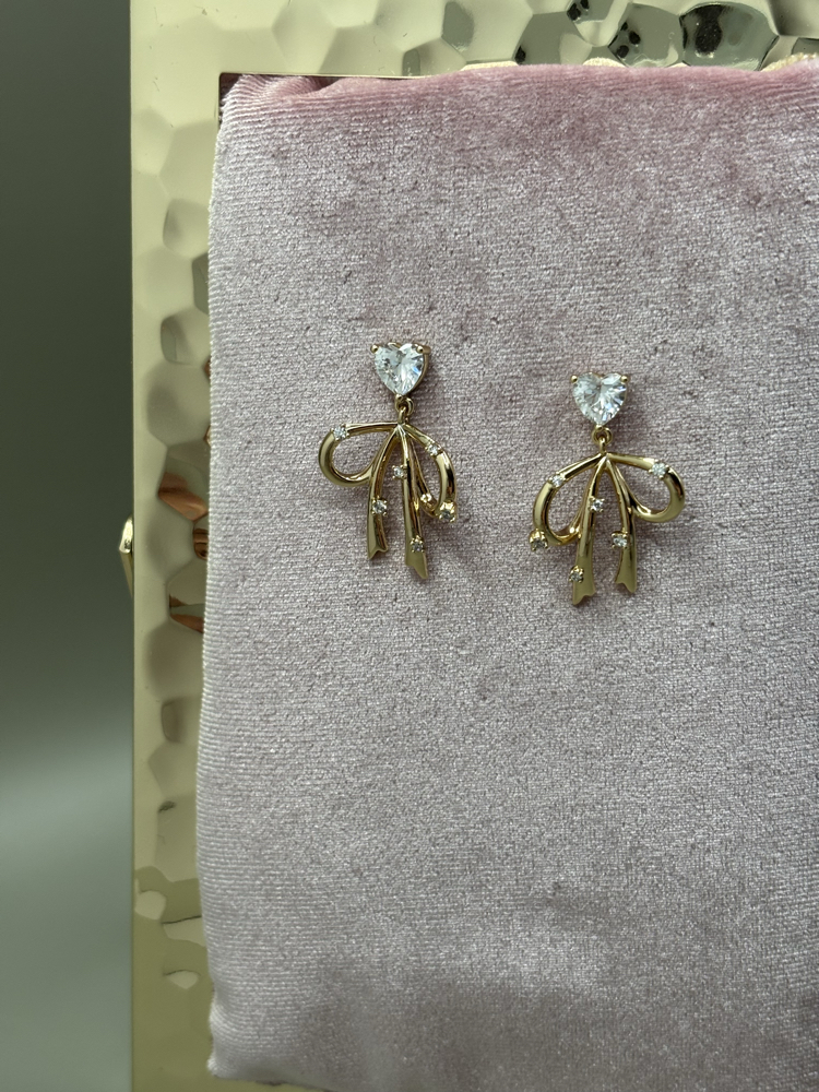 Kadın Kararmaz Çelik Kalp Taş Detaylı Fiyonk Figürlü Gold Küpe