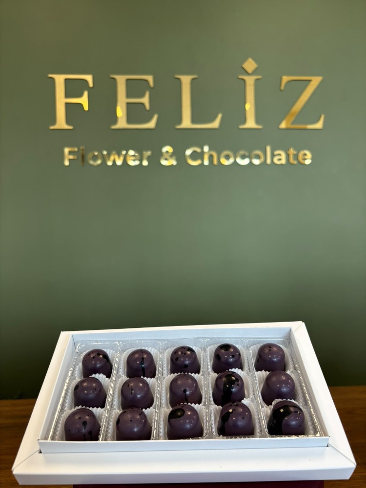 Feliz Flower Studio 15’li Yer Fıstık Krokan Dolgulu Belçika Çikolatası