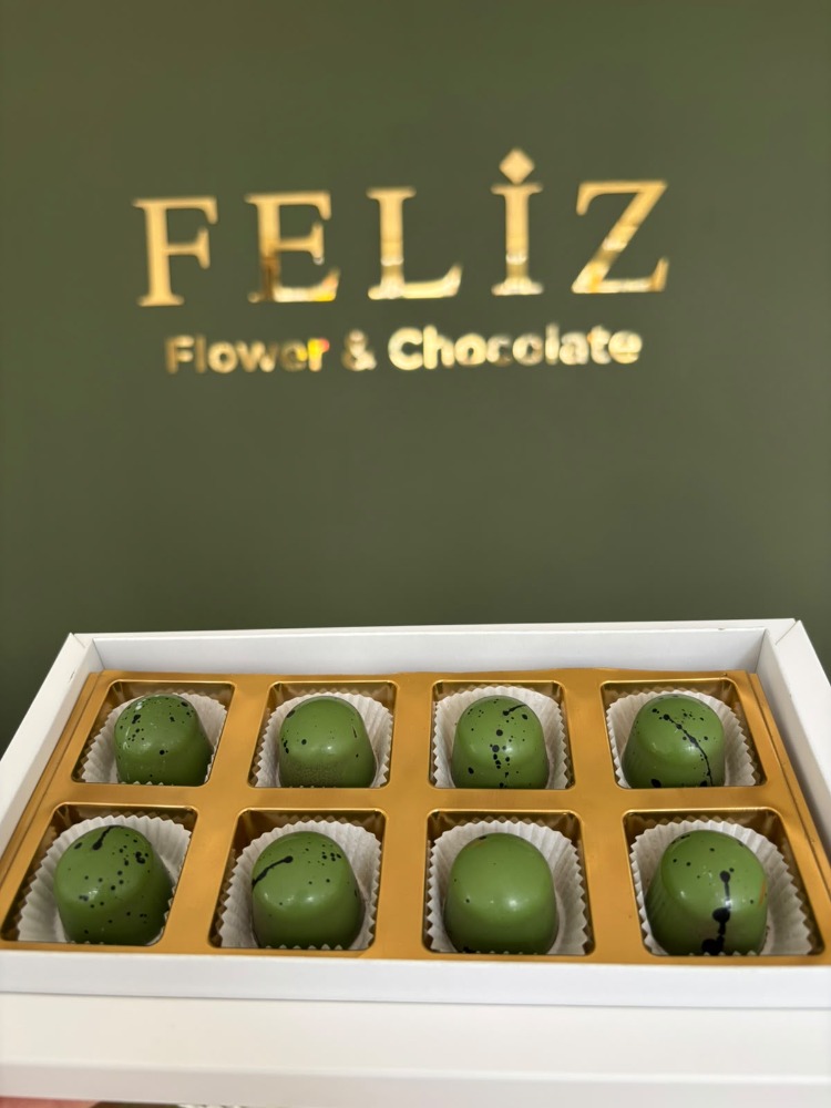 Feliz Flower Studio 8’li Antep Fıstığı Dolgulu Belçika Çikolatası