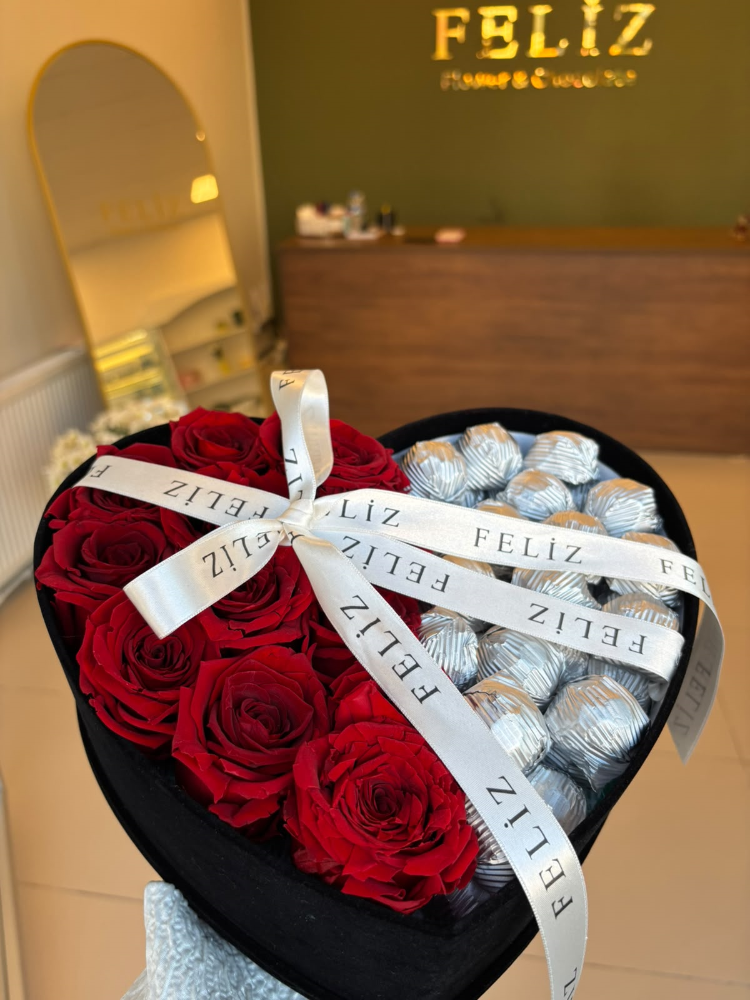 Feliz Flower Studio Kadife Kutuda 12'li Solmayan Gül & El Yapımı Belçika Çikolatası