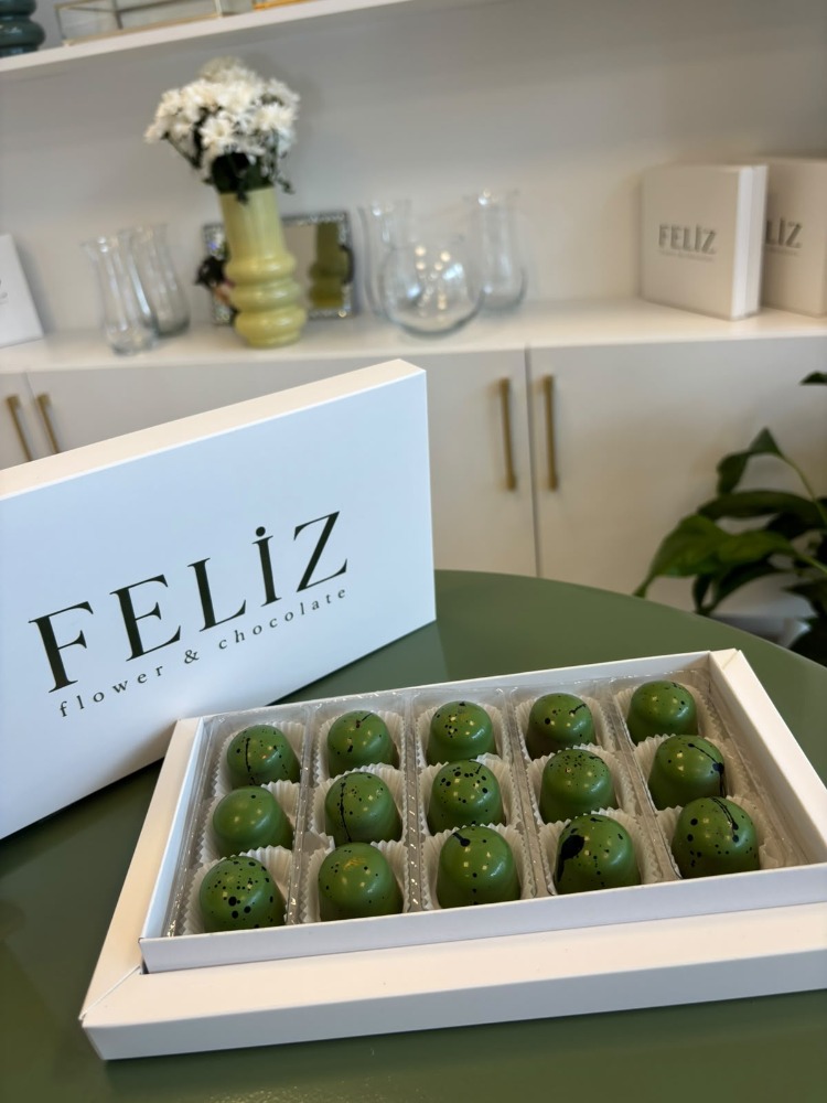 Feliz Flower Studio 15’li Antep Fıstık Dolgulu Belçika Çikolatası